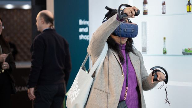 Testnutzer im VR-Store auf der Euroshop.