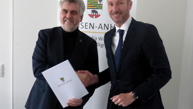 Minister Prof. Dr. Armin Willingmann (l.) mit Knut Söller, Geschäftsführer Finanzen bei SGBDD bei der Übergabe des Förderbescheides am Montag.