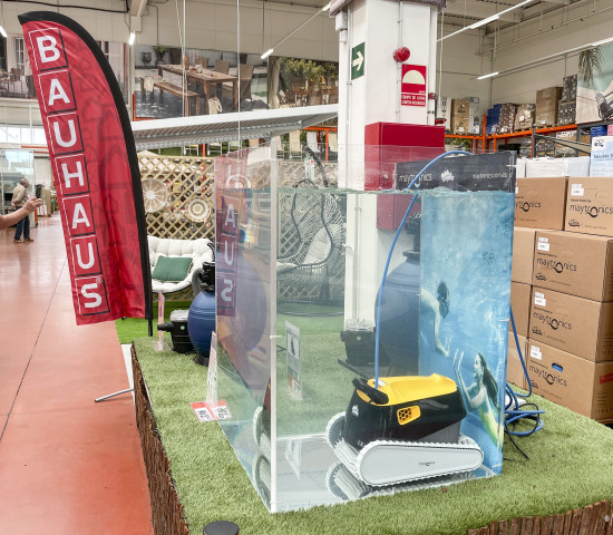 Säuberungsroboter für den Pool in einem Bauhaus-Markt.