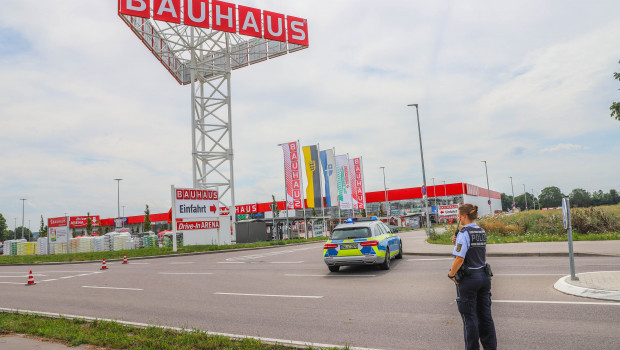 Drei Menschen starben bei einem Flugunfall in Bruchsal, als ein Kleinflugzeug gegen einen Baumarkt prallte. Foto: Fabian Geier