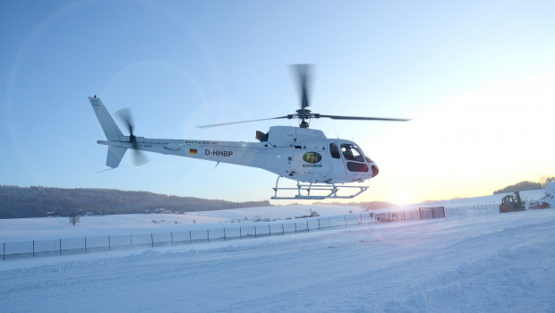 Mit dem Heli von München nach Zell am Moos und zurück: Neuhofer Holz sorgt zur Bau für Aufsehen.
