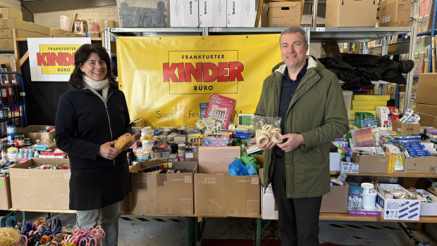 Madeleine Michaelis (Kinderbüro Frankfurt, links) freut sich über die von Stefan Schopp, Leiter Creativeworld, übergebenen Sachspenden. Madeleine Michaelis (Kinderbüro Frankfurt, links) freut sich über die von Stefan Schopp, Leiter Creativeworld, übergebenen Sachspenden.