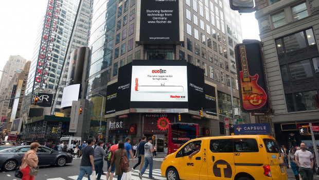 Fischer wirbt für Kippdübel "Duotec" am Times Square.