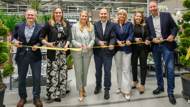 Bandanschnitt (vlnr): Thomas Frewein (Projektleiter Österreich Expansion, Immobilien und Projektentwicklung), Enikö Kranabether (Marktleiterin Garten-Center Neusiedl am See), Mag.a (FH) Daniela Winkler (Landesrätin), Georg Weber (CEO Dehner), Elisabeth Böhm (Bürgermeisterin von Neusiedl am See), Margit Haberdle (Vertriebsleiterin Österreich), Frank Böing (CSO Dehner).