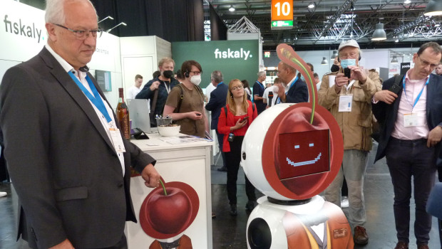 Das belgische Unternehmen Deduco präsentierte einen Roboter, der mit Kunden interagiert, sie zum gesuchten Produkt führt und die Regalbestände im Markt überwacht.
