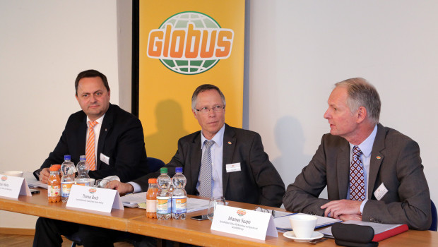 Christian Heins, Geschäftsführer Finanzen Globus SB-Warenhaus, Thomas Bruch, geschäftsführender Gesellschafter der Globus Holding, und Johannes Scupin, Sprecher der Geschäftsführung Globus SB-Warenhaus bei der Pressekonferenz zu den Geschäftsjahreszahlen.