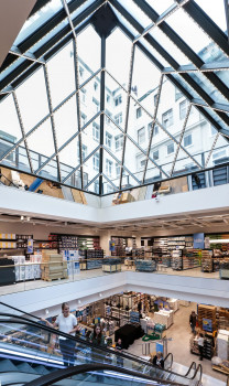 Die Clas Ohlson-Filiale am Jungfernstieg in Hamburg war für den Preis Store of the Year 2017 des HDE nominiert. Die Clas Ohlson-Filiale am Jungfernstieg in Hamburg war für den Preis Store of the Year 2017 des HDE nominiert.