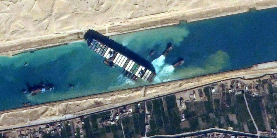 Havarie (hier das Containerschiff Ever Given im Suezkanal), Pandemie und Protektionismus haben Sand ins Getriebe der globalisierten Weltwirtschaft gebracht.