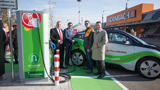 René Chassein (Vorstand Pfalzwerke), Manfred Kummer (Vorstand Hornbach Immobilien AG), Heiko Ottosen (Marktleiter in Bornheim) und Dr. Werner Hitschler (Vorstand Pfalzwerke) nahmen die neuen Ladesäulen in Bornheim in Betrieb.