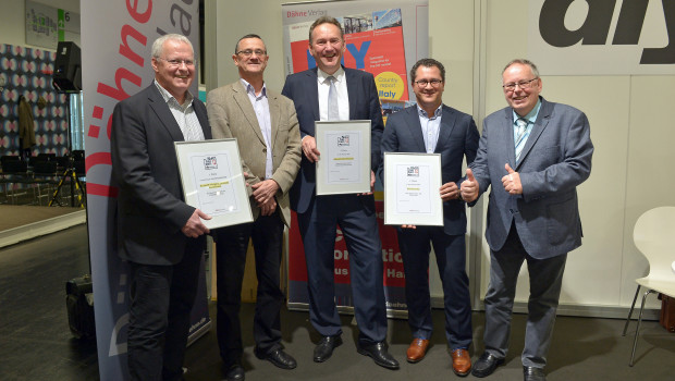 Die stolzen Gewinner der Wahl zu den Top-Neuheiten mit ihren Urkunden am Dähne Stand auf der Internationalen Eisenwarenmesse in Köln (v. l.): Rainer Lausmann (Neudorff), Harald Bott (Dähne Verlag), Peter Stechmann (Alpina), Michel Berkes (Uhu) und Dr. Joachim Bengelsdorf (Dähne Verlag).
