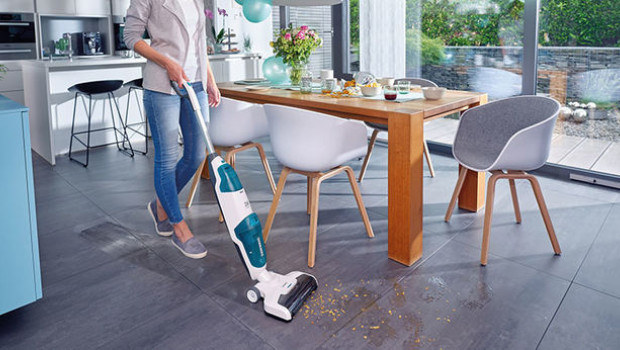 Der Akku-Saugwischer Regulus Aqua PowerVac steht im Fokus der TV-Spots.