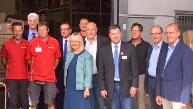 Toom Baumarkt, Lebenshilfe e. V. und Politik zeigen sich engagiert für Inklusion (v.l.): René Kullak, Toom (Pate von Sebastian Marten), Staatssekretär Dr. Rolf Schmachtenberg, Sebastian Marten, Mitarbeiter Toom auf Außenarbeitsplatz, Dominique Rotondi, Geschäftsführer Toom, Jeanne Nicklas-Faust, Bundesgeschäftsführerin Lebenshilfe, Uwe Schnippering, Marktleiter Toom Schwerin, Dietrich Monstadt, MdB, Uwe Hüppler, Geschäftsführer Dreescher Werkstätten, Bernd Nottebaum, Dezernent für Wirtschaft, Bauen, Ordnung in Schwerin, Friedrich Wilhelm Bluschke und Nikolaus Voss, Staatsekretär im Ministerium für Soziales, Integration und Gleichstellung. Toom Baumarkt, Lebenshilfe e. V. und Politik zeigen sich engagiert für Inklusion (v.l.): René Kullak, Toom (Pate von Sebastian Marten), Staatssekretär Dr. Rolf Schmachtenberg, Sebastian Marten, Mitarbeiter Toom auf Außenarbeitsplatz, Dominique Rotondi, Geschäftsführer Toom, Jeanne Nicklas-Faust, Bundesgeschäftsführerin Lebenshilfe, Uwe Schnippering, Marktleiter Toom Schwerin, Dietrich Monstadt, MdB, Uwe Hüppler, Geschäftsführer Dreescher Werkstätten, Bernd Nottebaum, Dezernent für Wirtschaft, Bauen, Ordnung in Schwerin, Friedrich Wilhelm Bluschke und Nikolaus Voss, Staatsekretär im Ministerium für Soziales, Integration und Gleichstellung.