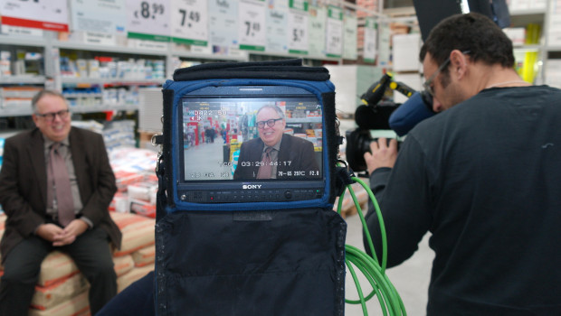 Heute testet das ZDF die deutschen Baumärkte: diy-Chefredakteur Dr. Joachim Bengelsdorf bei den Dreharbeiten im Ettlinger Hagebaumarkt.