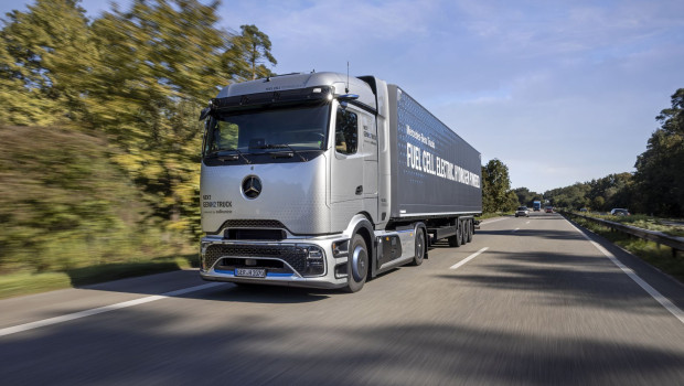 Drei Mercedes-Benz Next-Gen-H2-Truck mit Flüssigwasserstofftechnologie sollen ab Ende Dezember 2026 schrittweise am Dachser-Logistikzentrum Karlsruhe eingesetzt werden.&nbsp;