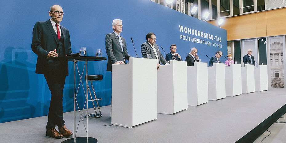 Im Rahmen des Wohnungsbau-Tages diskutierten Branchenvertreter darüber, wie sich mehr bezahlbarer Wohnraum schaffen lässt – darunter auch Prof. Dietmar Walberg (links im Bild) vom Arge-Bauforschungsinstitut, der eine neue Studie zum Thema vorstellte.