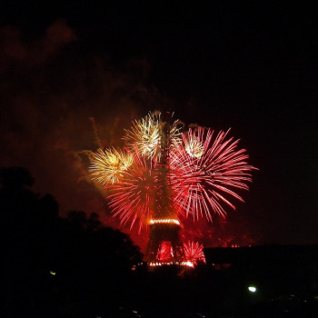 Für Feuerwerke gelten in Europa - im Bild ein Feuerwerk beim Pariser Eiffelturm - viele nationale Verkaufsvorschriften (Foto: Pixabay).