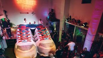 Hornbach lässt einen Adidas-Sneaker als Pool bauen