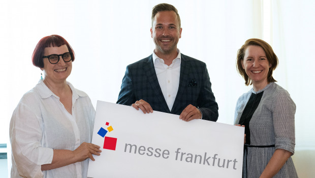 Nicolette Naumann (l.) übergibt die Leitung des Bereichs Konsumgüter der Messe Frankfurt an Philipp Ferger und Julia Uherek.