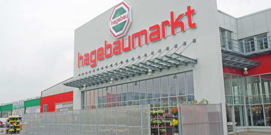 Jetzt Hagebaumarkt, wo früher Obi war: der umgeflaggte HEV-Baumarkt in Erding von außen.