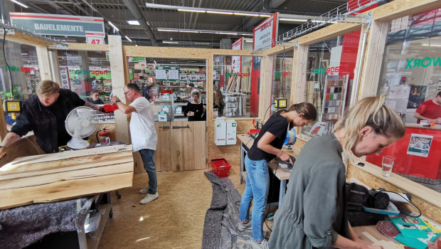 Influencer bei der Arbeit in der ersten DIY-Werkstatt Hageworx in Hannover.