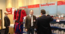 Bauspezi-Mitglieder begutachten neues Corporate Design
