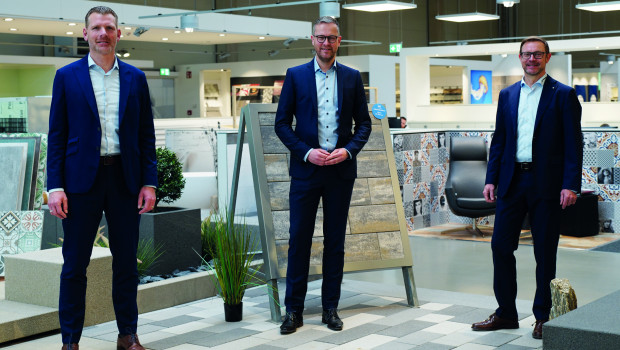 Verkaufsleiter Markus Kern (Mitte) mit den beiden Beinbrech-Geschäftsführern Georg Böcking (rechts) und Sebastian Flederer (links) bei der Verabschiedung am Unternehmens-Stammsitz. Verkaufsleiter Markus Kern (Mitte) mit den beiden Beinbrech-Geschäftsführern Georg Böcking (rechts) und Sebastian Flederer (links) bei der Verabschiedung am Unternehmens-Stammsitz.