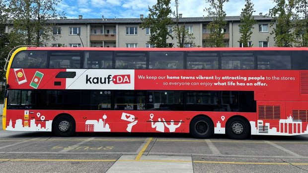 Bonial stellt seine neue Unternehmenspurpose vor und setzt auf großflächige Buswerbung in Berlin. Auf einer Buslinie wirbt das Unternehmen mit dem Satz "Keeping our home towns vibrant" für die Plattform Kauf Da. 
