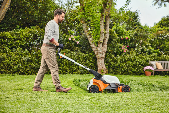 Rasenmähen wird von rund einem Drittel der Gartenbesitzer als lästig empfunden. Gleichzeitig erkennen sie das Entlastungpotenzial eines Rasenmähers an. Rasenmähen wird von rund einem Drittel der Gartenbesitzer als lästig empfunden. Gleichzeitig erkennen sie das Entlastungpotenzial eines Rasenmähers an.