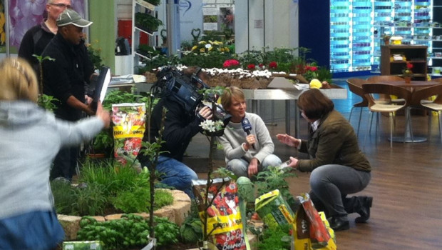 Moma-Reporterin Julia Schöning interviewte die Gartenexpertin Dorothee Waechter auch auf dem Floragard-Stand.