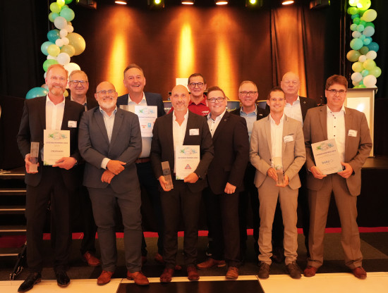 Ralf Hülsmann (Stroetmann Tiernahrung), Jörg Kronenberg (Bauvista), Johannes Häringslack (Bauvista), Peter Stechmann (DAW SE), Rainer Werner (Hawe), Norbert Thebille (Landfuxx), David Kennke (Bauvista), Ralf Weiß (K.E.M.), Manuel Fischer (Beko), Thorsten Waskönig (Bauvista) und Henning Fengler (Beko) bei der Verleihung der Lieferantenpreise (v. l.).