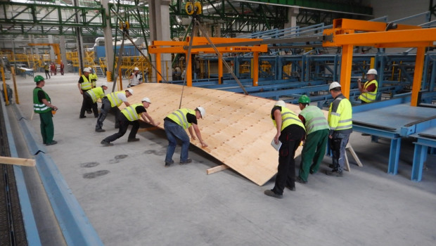 Die neue Furnierschichtholz-Anlage wurde vom finnischen Anlagenspezialisten Raute am bestehenden Standort Czarna Woda errichtet und ging vor einem Jahr in Betrieb. Die neue Furnierschichtholz-Anlage wurde vom finnischen Anlagenspezialisten Raute am bestehenden Standort Czarna Woda errichtet und ging vor einem Jahr in Betrieb.