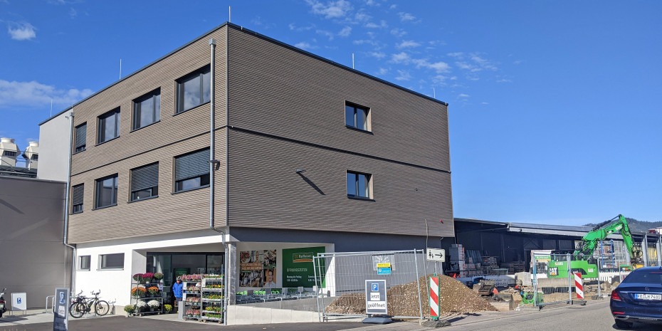 Nach zwei Jahren Umbauphase präsentiert sich der ZG Raiffeisen-Standort in Kirchzarten als Markt-Baustoffhandel-Kombination.