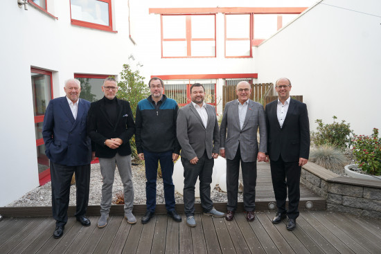 Thomas Klapproth, Tobias Gölz (3. und 4. von links), Klaus Meffert, Carsten Bollert, Dieter Meffert und Thorsten Stoffel unterzeichneten den Vertrag. 