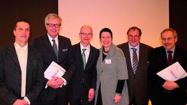 Der Aufsichtsrat und die Vorstände Birgit Zelter-Dähnrich und Rainer Hesemann (r.) blickten auf der Generalversammlung zufrieden auf das zurückliegende Geschäftsjahr.