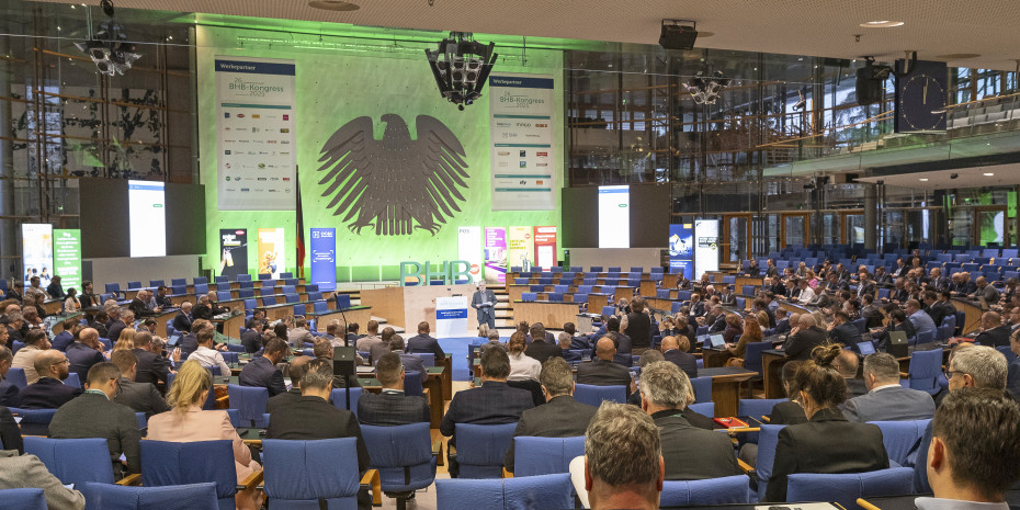 Die Branche versammelte sich so zahlreich unter dem Bundesadler wie lange nicht: BHB-Geschäftsführer Peter Wüst begrüßte mehr als 500 Teilnehmerinnen und Teilnehmer.