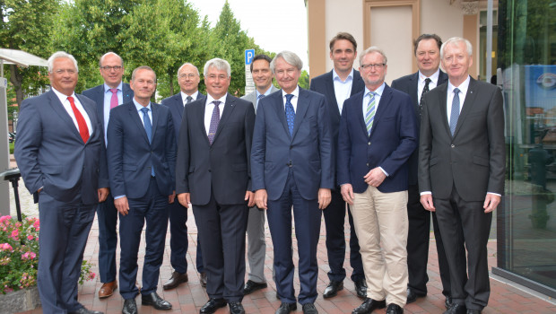 Der neue Vorstand der Deutschen Bauchemie (v. l.): Andreas Wilbrand, Dr. Clemens von Trott zu Solz, Andreas Collignon, Alexander Gänsler, Norbert Schröter, Dr. Christoph Hahner, Dr.-Ing. Claus-Michael Müller, Dirk Sieverding, Joachim Straub, Prof. Dr. Josef Felixberger und Johann J. Köster. Insgesamt nahmen an der 69. Jahrestagung rund 130 Teilnehmer in Lüneburg teil. Der neue Vorstand der Deutschen Bauchemie (v. l.): Andreas Wilbrand, Dr. Clemens von Trott zu Solz, Andreas Collignon, Alexander Gänsler, Norbert Schröter, Dr. Christoph Hahner, Dr.-Ing. Claus-Michael Müller, Dirk Sieverding, Joachim Straub, Prof. Dr. Josef Felixberger und Johann J. Köster. Insgesamt nahmen an der 69. Jahrestagung rund 130 Teilnehmer in Lüneburg teil.