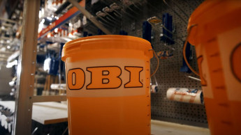 Obi-Mitarbeitende trommeln für die EM