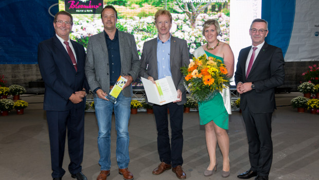 Eingerahmt von Staatsekretär Dr. Robert Kloos auf der linken sowie der neuen Blumenfee Alexandra Berchtenbreiter und Jürgen Mertz, Präsident des Zentralverband Gartenbaus ZVG, auf der rechten Seite, nahmen Sebastian Heinje (2. v. l.) und Ralf Lüttmann den Deutschen Innovationspreis Gartenbau für die Inkarho-Züchtung Bloombux entgegen. Foto: Reiner Freese