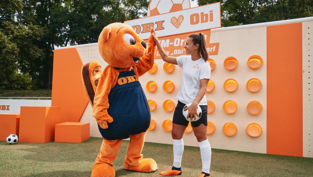 Mit Schüssen auf die orangefarbene Eimerwand: Lena Oberdorf und der Obi-Biber tippen die Ergebnisse der Frauen-WM. 