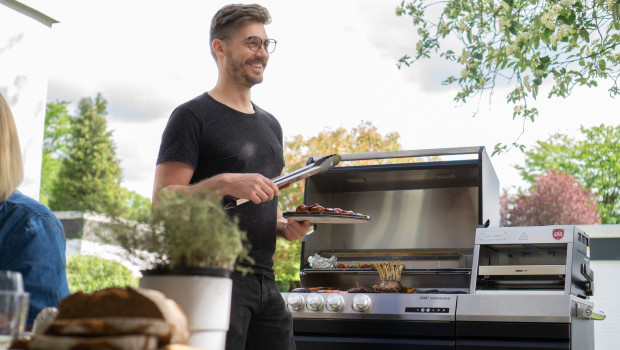 Neues Geschäftsfeld für Miele: Die modulare Outdoor-Küche von Otto Wilde mit dem Gasgrill G32 und dem O.F.B.-Oberhitzegrill für höchsten Grillgenuss in gemütlicher Runde.