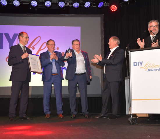 Preisverleihung in Bonn (v. l.): Verleger Marc Dähne, BHB-Präsident Franz-Peter Tepaß, Erich Huwer, Gardinia-Geschäftsführer Reinhard Heidemann und BHB-Geschäftsführer Peter Wüst.