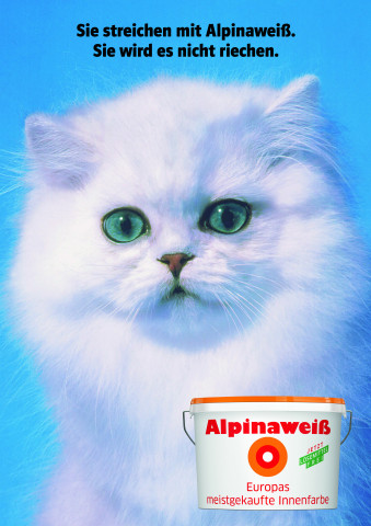 Die weiße Katze erscheint seit 1991 als unverwechselbares Markenzeichen der Alpinaweiß Werbung.