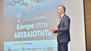 Griechische Entscheider und internationale Referenten diskutieren in Athen