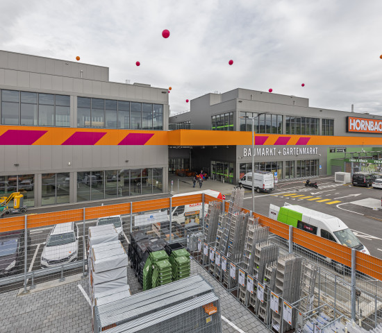 Als erster Händler im Fachmarkt-Center Ebnet hat Hornbach heute seine Türen geöffnet. Als erster Händler im Fachmarkt-Center Ebnet hat Hornbach heute seine Türen geöffnet.