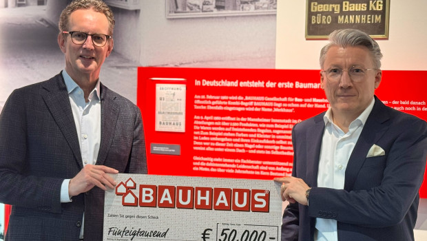 Florian Kranefuß (l.), Vorsitzender der Geschäftsführung der Haas-Mediengruppe und Vorsitzender vom „Wir wollen helfen e. V.“, hat die Spende von Daniel Barth, Chief People Officer (CPO) und Mitglied der Unternehmensleitung von Bauhaus, entgegengenommen. Florian Kranefuß (l.), Vorsitzender der Geschäftsführung der Haas-Mediengruppe und Vorsitzender vom „Wir wollen helfen e. V.“, hat die Spende von Daniel Barth, Chief People Officer (CPO) und Mitglied der Unternehmensleitung von Bauhaus, entgegengenommen.