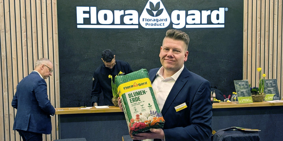 Christian Mauke, stellvertretender Marketing-Leiter bei Floragard, präsentiert das neue Verpackungsdesign.