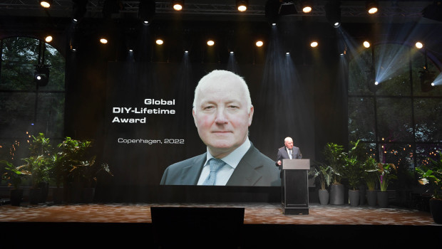 John W. Herbert hat den Global DIY-Lifetime Award erhalten.