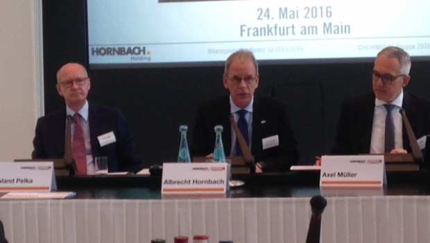 Albrecht Hornbach (Mitte) nahm bei der Bilanzvorlage heute in Frankfurt zur Unternehmensstrategie Stellung.