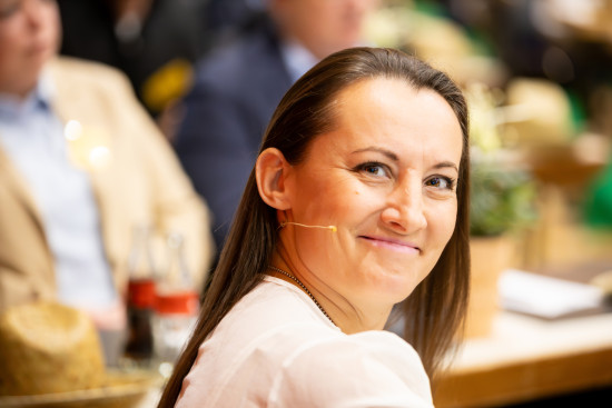 Kasia Dulko-Gaszyna, Nach­haltigkeitsbeauftragte bei Ikea Deutschland, klärte die Anwesenden über die Nachhaltigkeits­erwartungen von Kunden und Unternehmen auf.
