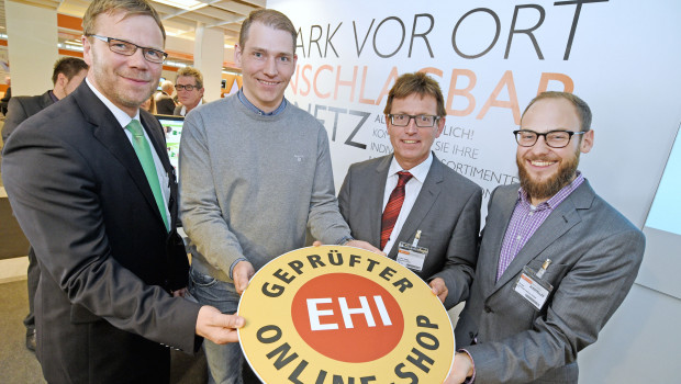 Das Modul ist geprüft und zertifiziert (v. l.): Stefan Paffenholz (EK-Servicegroup), Nils Holm (Johannes Zierleyn KG, Nordhorn), Volker Vetter (Nesemann GmbH, Syke) und Julian Wirtler (EHI Retail Institute GmbH).